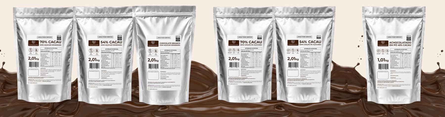 Linhas Chocolife Food Service em pacotes de 2,01kg sobre onda de chocolate